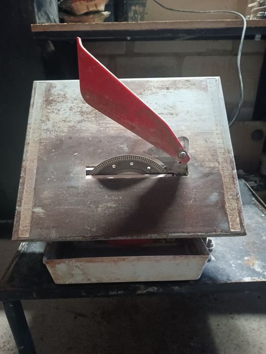 Przecinarka do płytek i glazury, do cięcia na mokro ze stołem