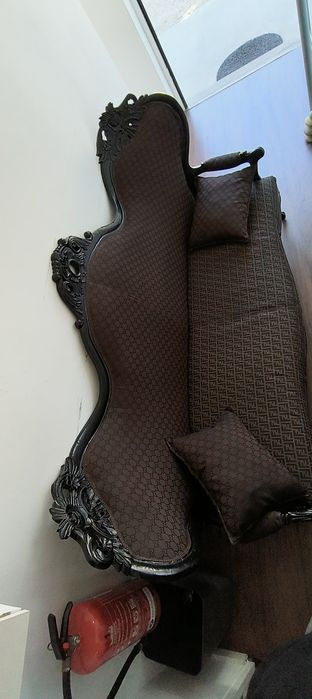 Sofá Vintage restaurado com tecido FENDI & GUCCI  C/ almofadas