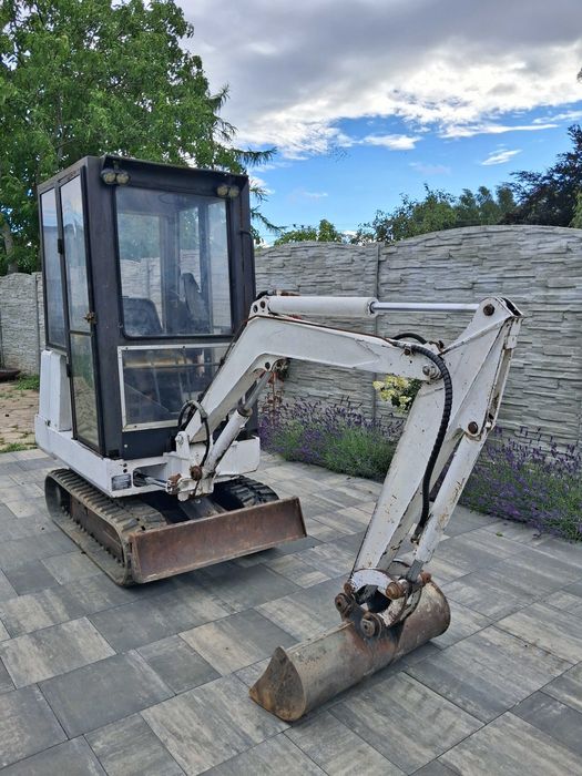 Minikoparka Bobcat x220, caterpillar cat liebherr jcb new holand