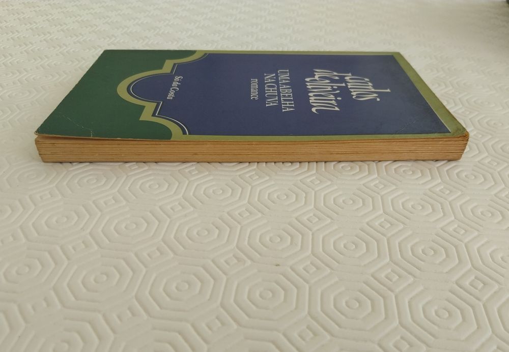 Livro "Uma Abelha na Chuva" de Carlos de Oliveira