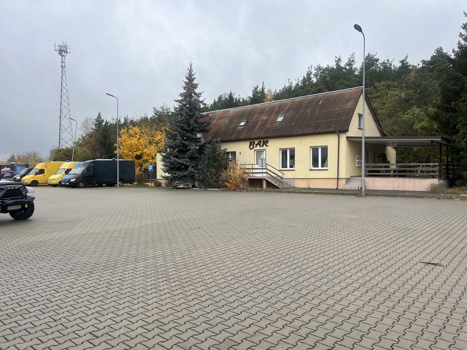 Parking TIR przy Stacji Paliw w Sadykierzu  z budynkiem Barowo-Mieszk.