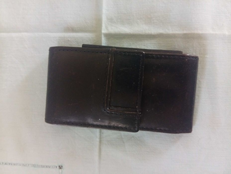 Estojo preto, em pele, para lenços