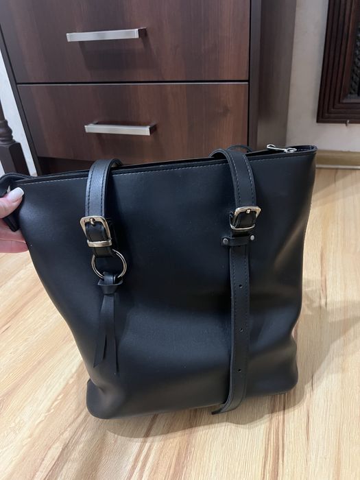 Продам стильну жіночу сумку у дуже гарному стані.