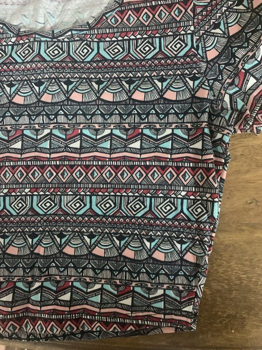 Crop t-shirt tam M “Mim” padrão preto, branco, azul, vermelho, rosa