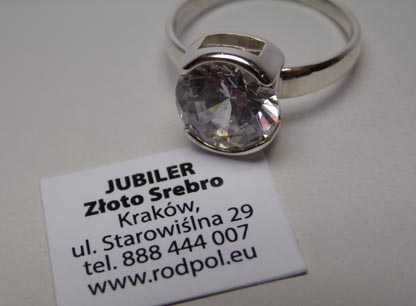 Srebrny pierścionek z owalną cyrkonią  R.18.