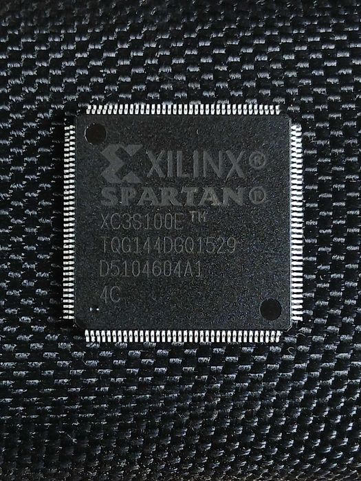 SPARTAN Xilinx XC3S100E-4TQG144