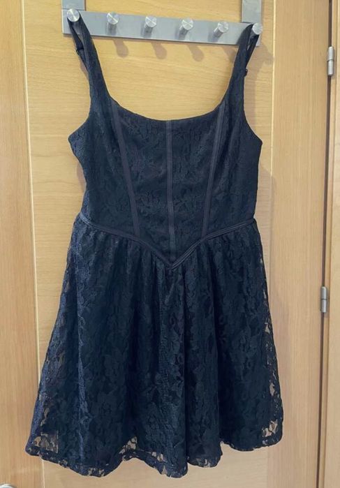 Sukienka czarna koronka koronkowa półmetek studniówka ramiączka elegancka wesele galowa mroczna łabędź balerina