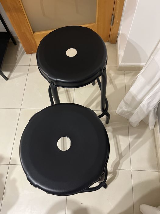 2 bancos de aço do IKEA pretos