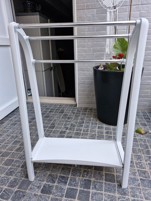 Toalheiro em plástico e alumínio