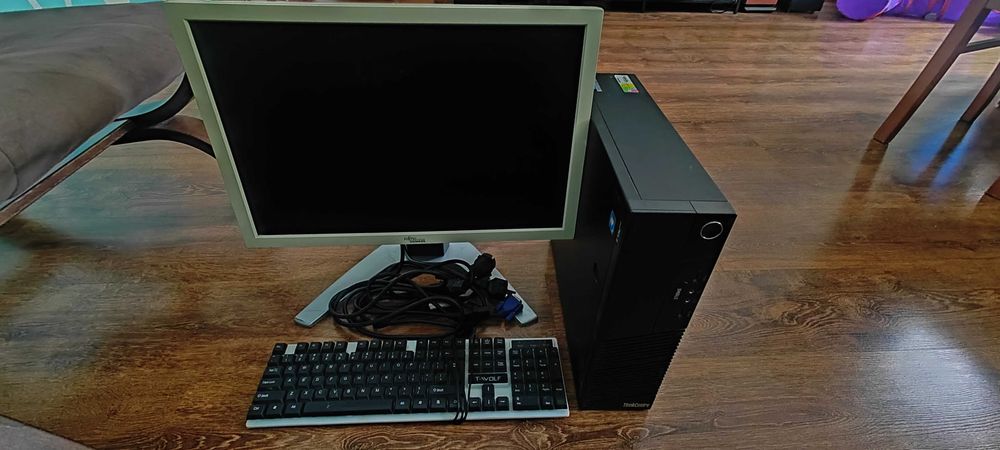 Komputer stacjonarny Lenovo + monitor.