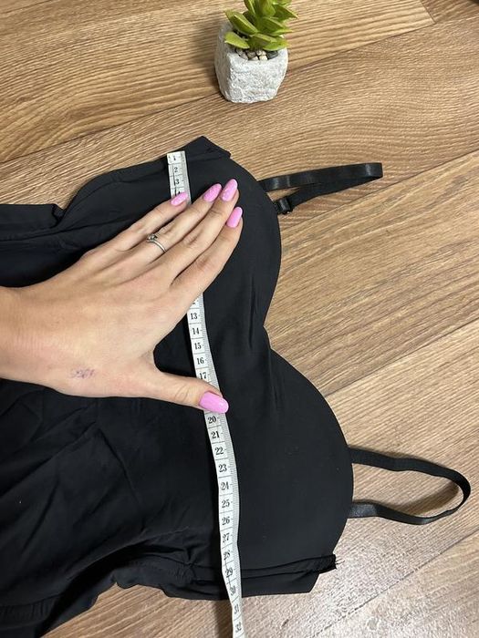 Чорний базовий топ з пушап пуш ап ефектом на тонких бретельках