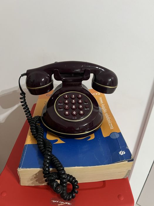 Stylowy retro telefon + książka telefoniczna