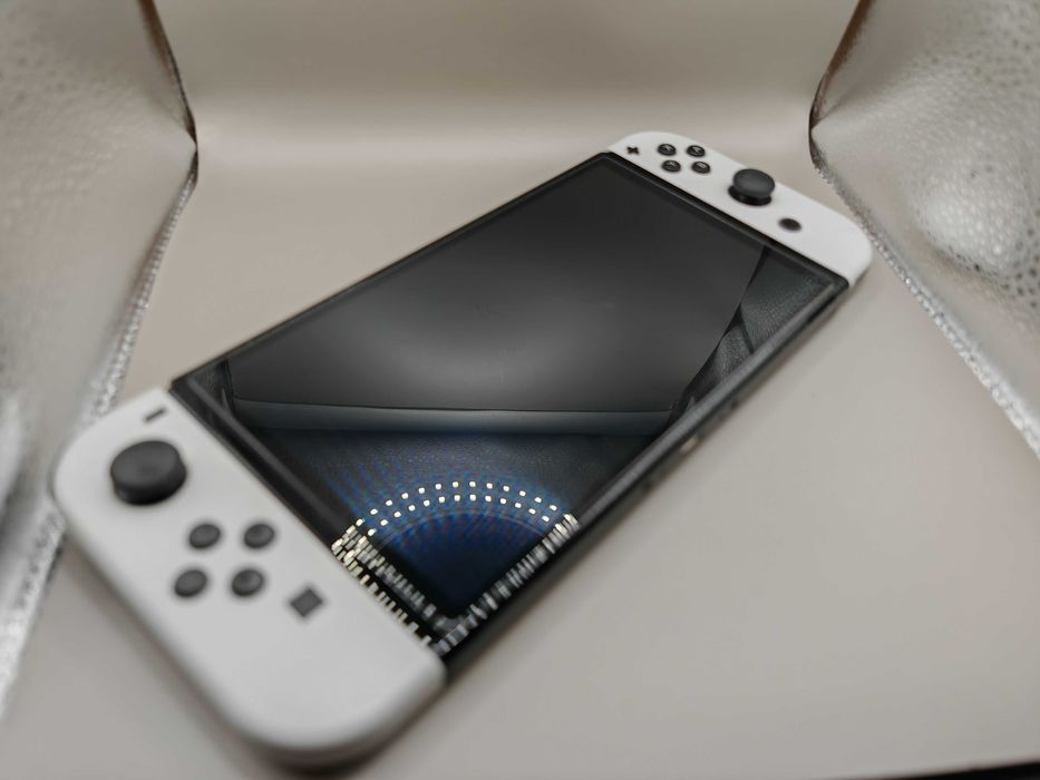 Nintendo Switch OLED 4x Joy Con Karta 128GB Etui i inne dodatki BIAŁA