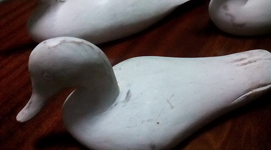 Pato em madeira decapé branco