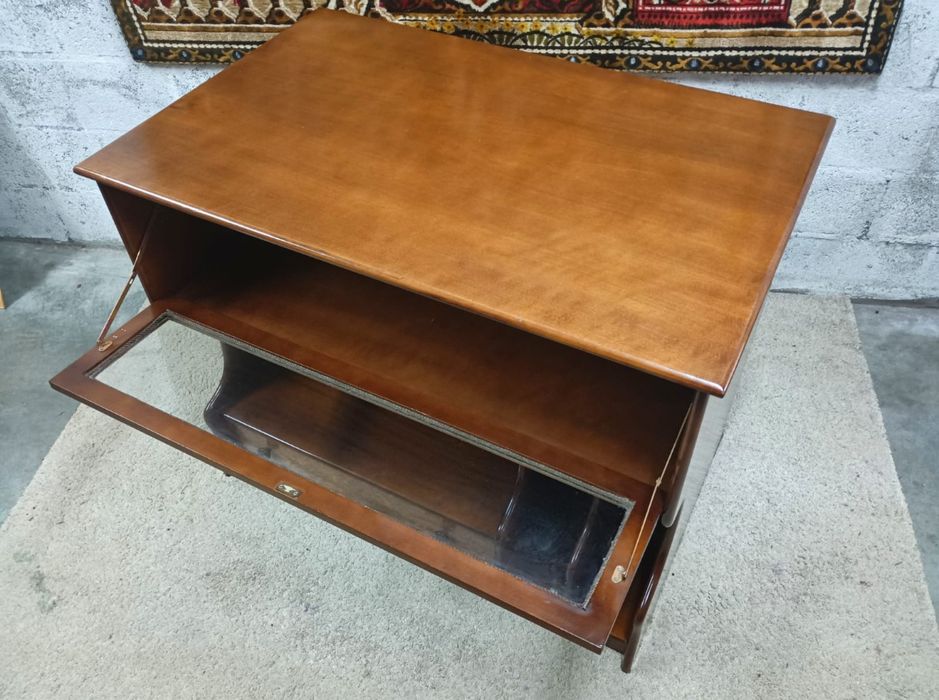 Belíssimo móvel anos 80
Multifuncional com iluminação. madeira maciça