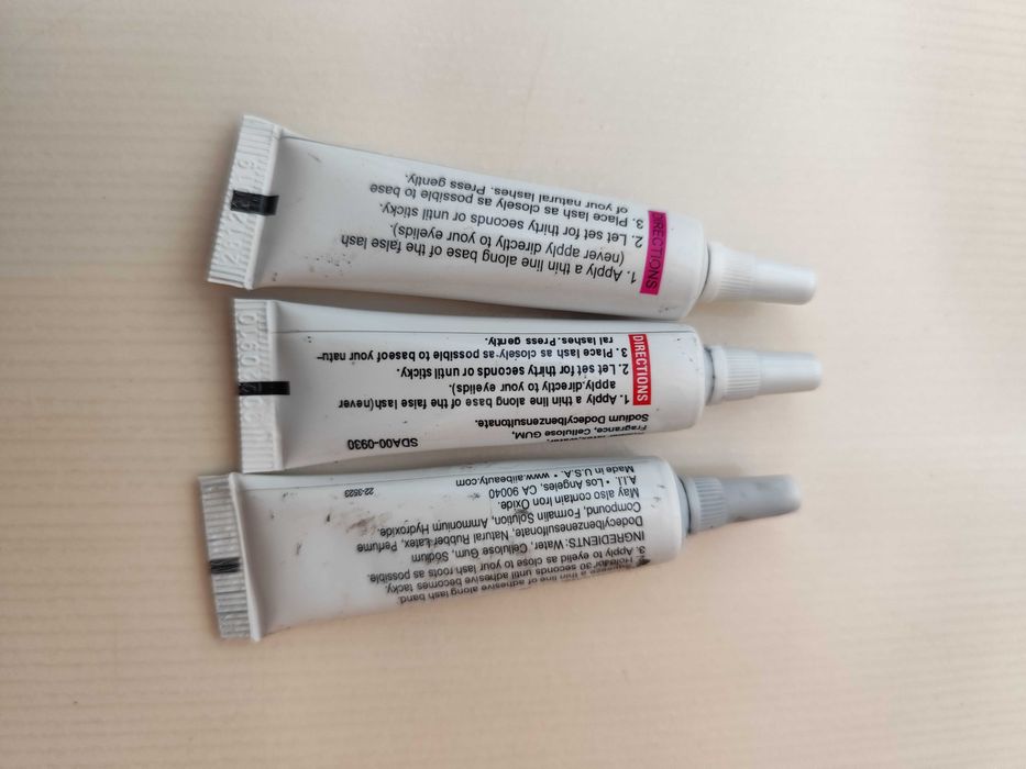 Kleje do sztucznych rzęs trzy sztuki