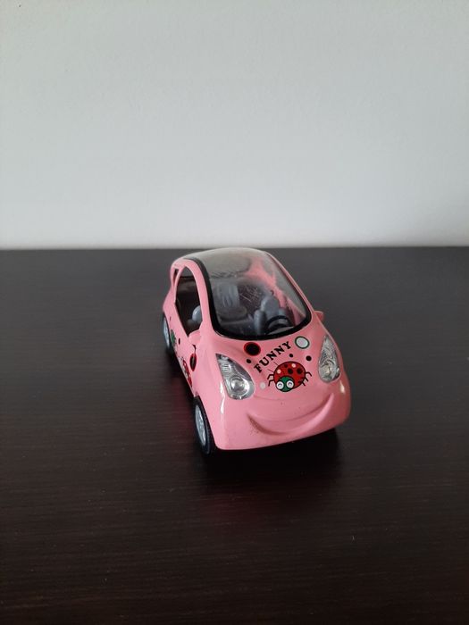 Różowe zabawkowe autko samochodzik z napędem
