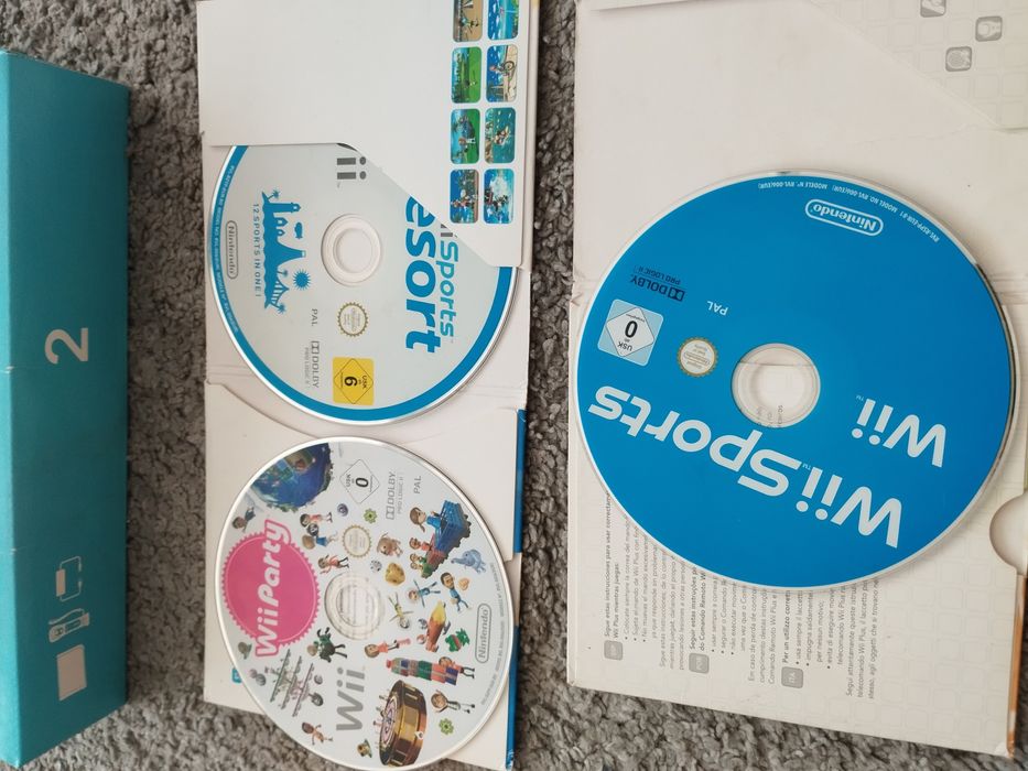 Consola Wii com 2 comandos e  3 jogos
