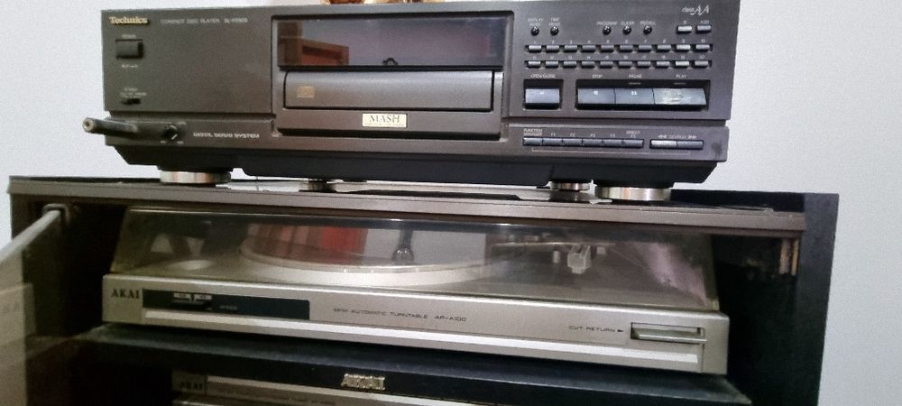 Aperalhagem Akai e leitor cds Technics