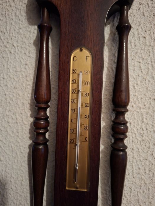 Relógio de parede em madeira escura