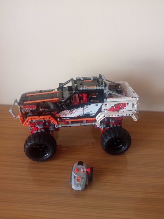 Model LEGO Technic 9398 4x4 Crawler