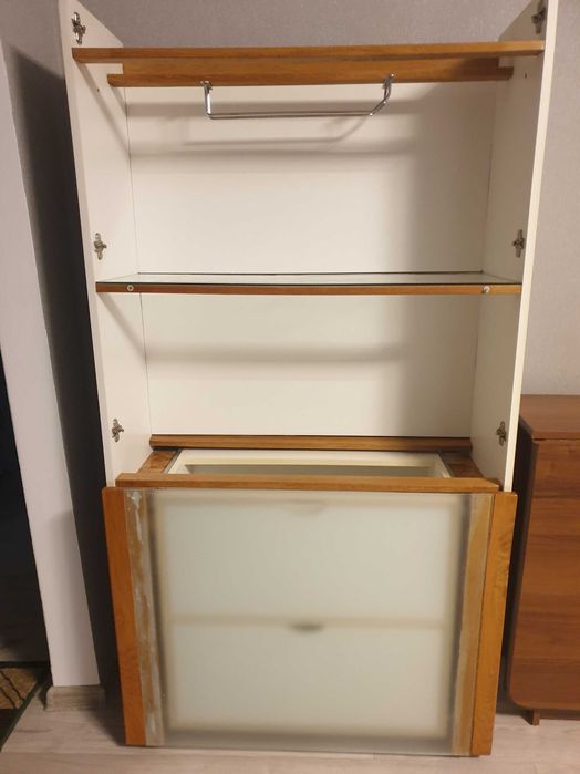 Шафа- вітрина, 
вбудованого типу під арку з поличками та шухлядами.