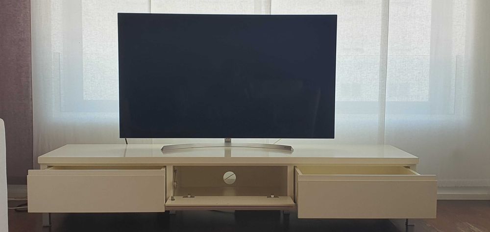 Móvel TV lacado branco com 2 gavetas e 1 porta