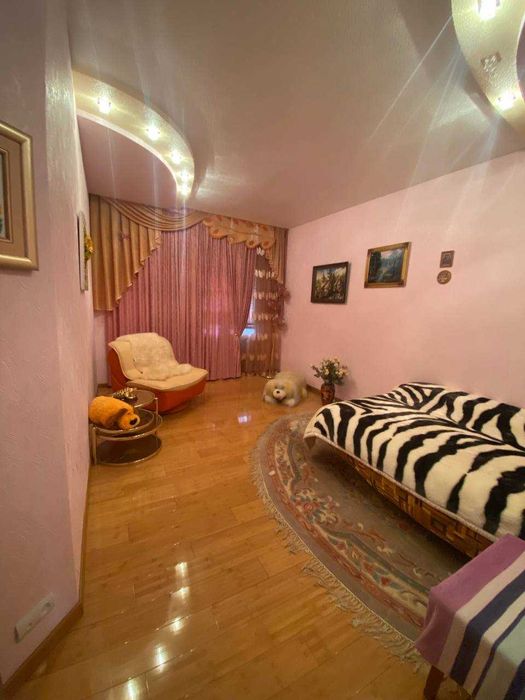 Продається 2-поверховий будинок , 10сотих землі Південо-Захід