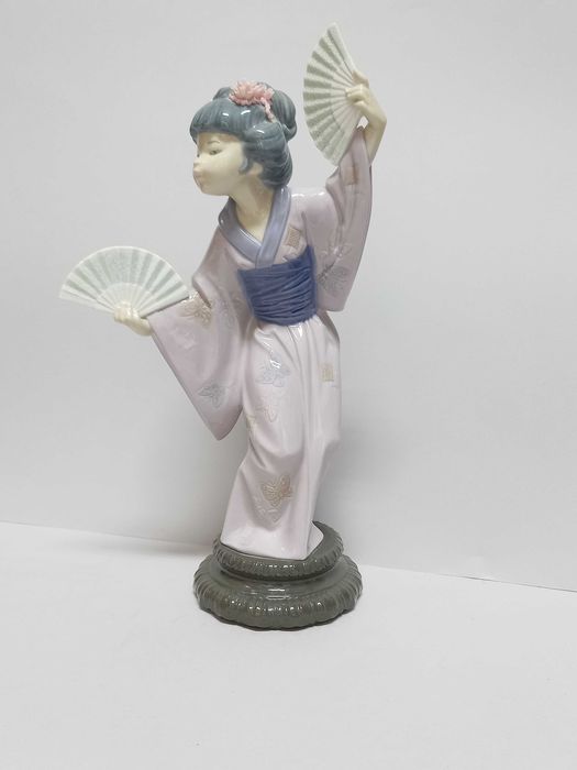 Figurka Lladro, geischa z wachlarzami Madame Butterfly, proj. S. Debon