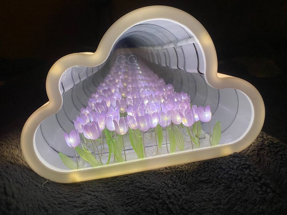Подарунок на 8 березнянічник з тюльпанами, безкінечні квіти в хмаринкі