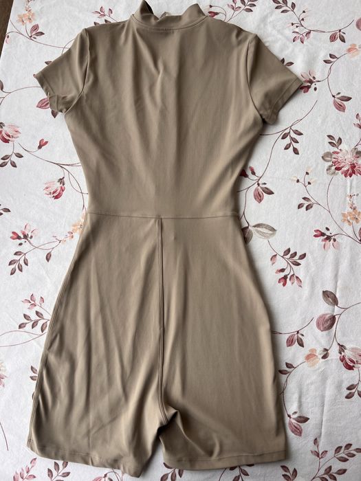 Комбенізон облягаючий бежевий НОВИЙ !