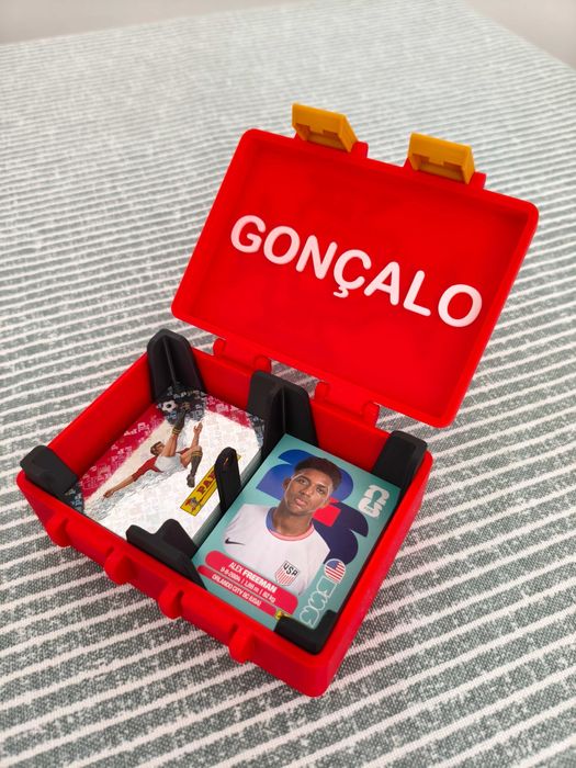 Caixa para guardar cromos do Mundial fifa com nome personalizado.
