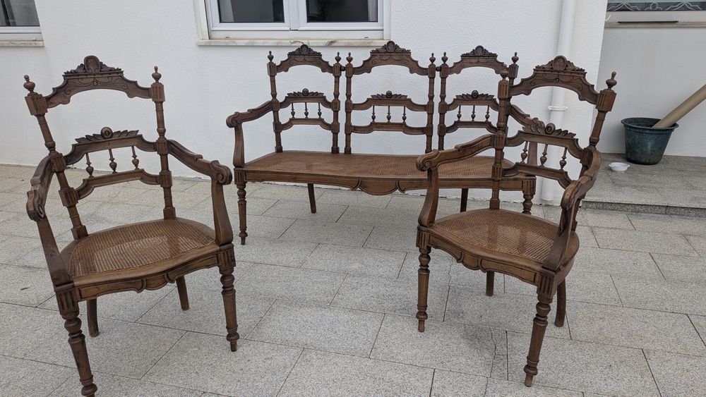 Cadeirão e duas cadeiras de braço
