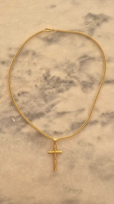 Cordao em ouro com pingente de crucifixo