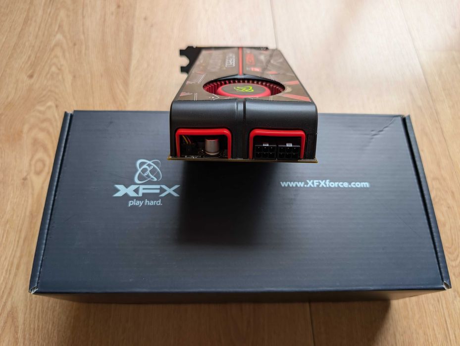 Placa Gráfica XFX AMD Radeon HD 5850 Black Edition (Completa na Caixa)