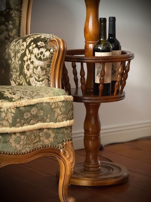 Lampa podłogowa ze stojakiem na wino i ręcznie szytym abażurem