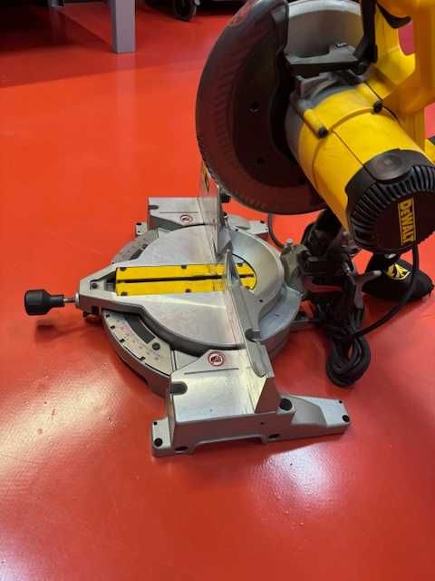 Serra de Esquadria Dewalt DW703-QS