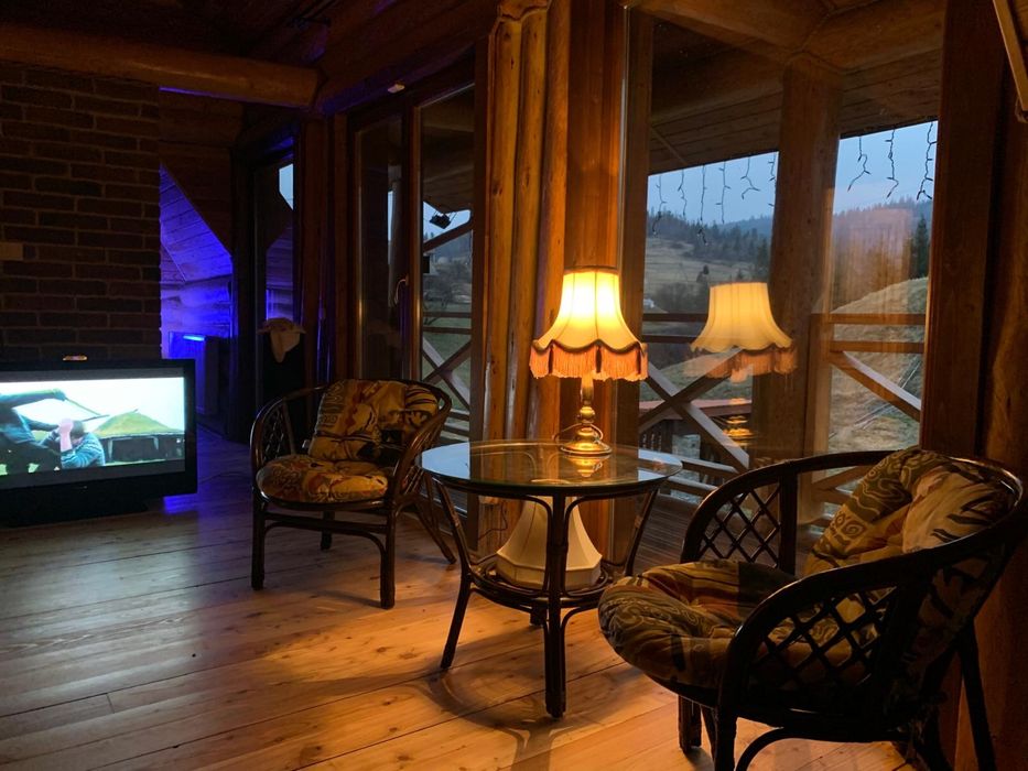 Продаж  дизайнерського будинку в Карпатах з великою ділянкою