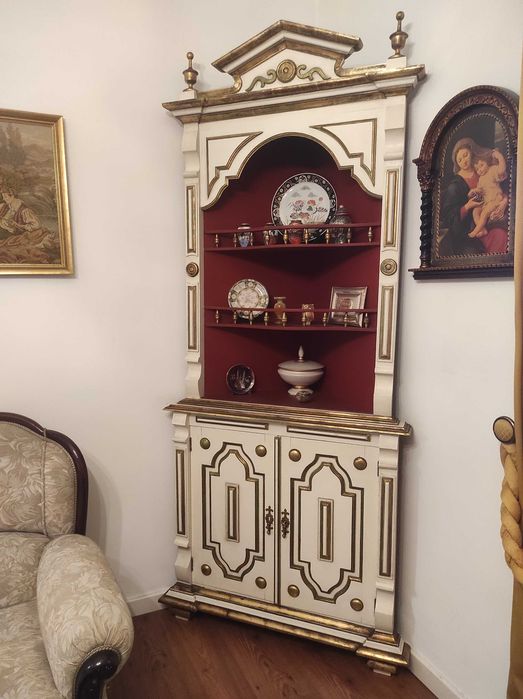 Móvel Louceiro / Cristaleira Clássica com Dourados – Peça Decorativa