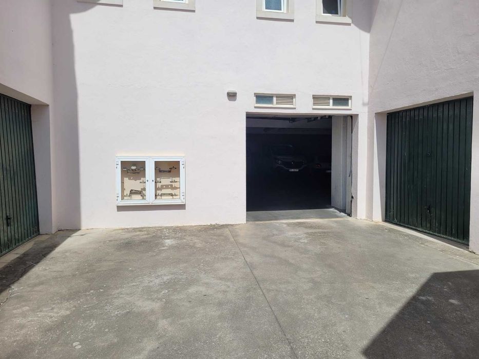 Parqueamento/garagem ,carregado