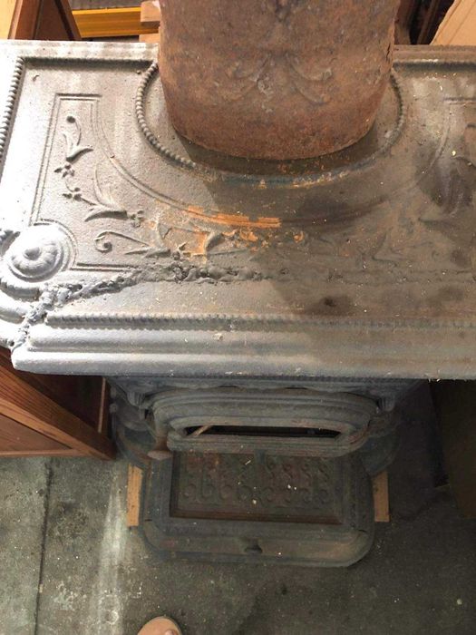 Salamandra antiga em ferro fundido