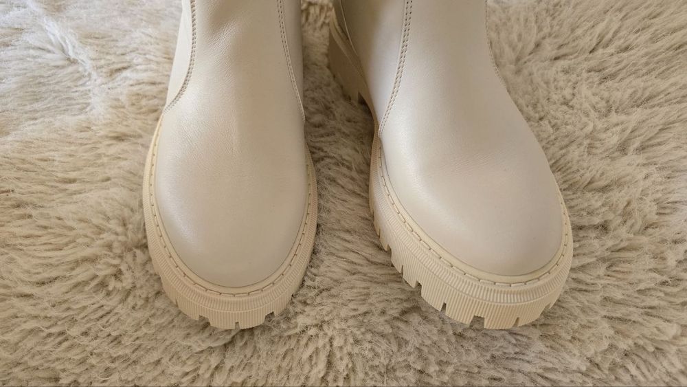 Бежеві чоботи 36 розмір