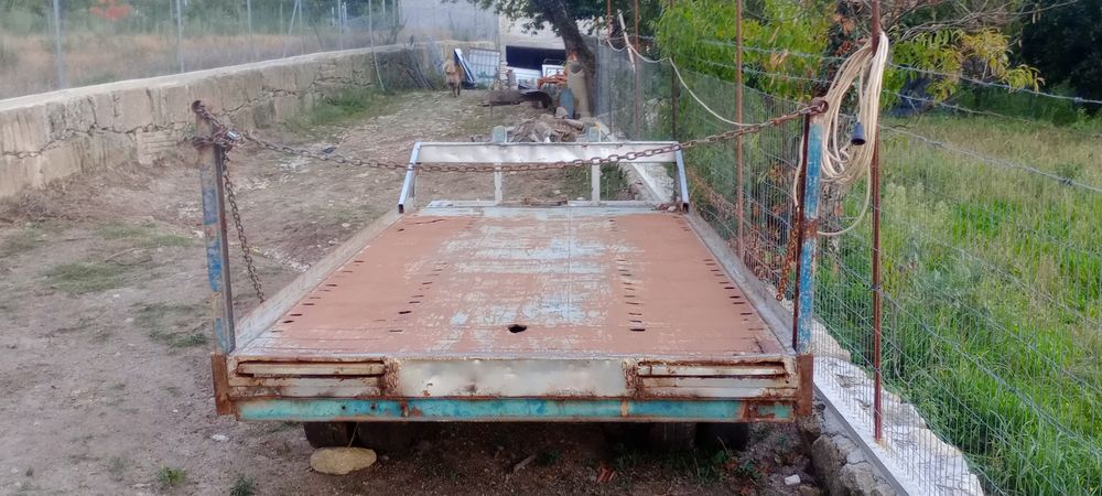 Vendo reboque agrícola matrículado  (tipo estrado pronto socorro) )