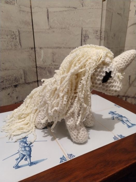 Єдиноріг, одноріг, цікава в'язана іграшка для декору