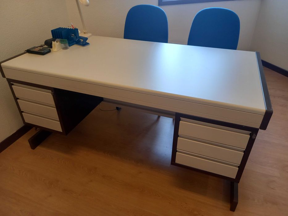 Secretária de escritório em metal com cadeiras