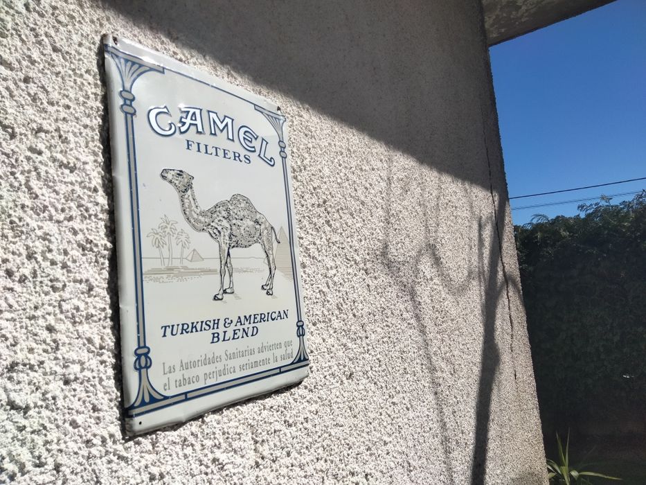 Rara placa de metal/folheado antiga com relevo publicitário dos cigarros Camel Filters ("Turkish & American Blend").