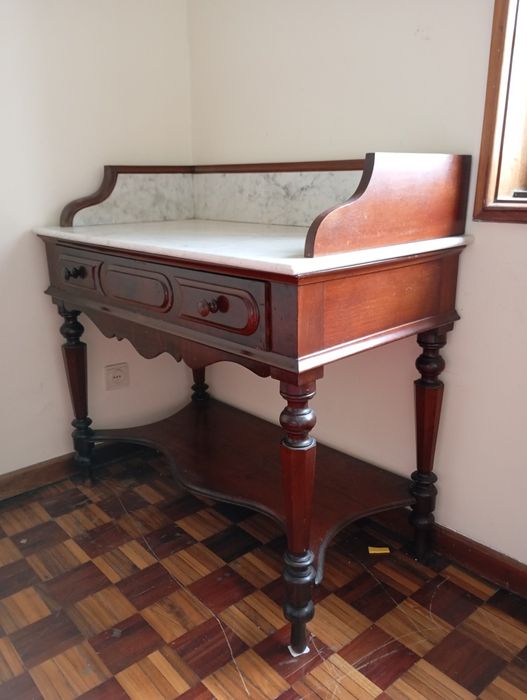 Secretaria em Mármore Retro