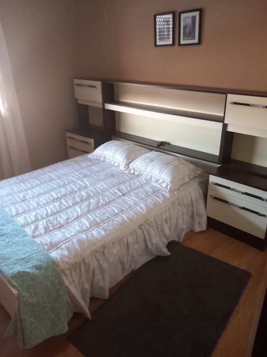 Vendo mobília de quarto de casal 100€ cada quarto e vendo,  mobília de sala com mesa que abre e tem 6 cadeiras 200€