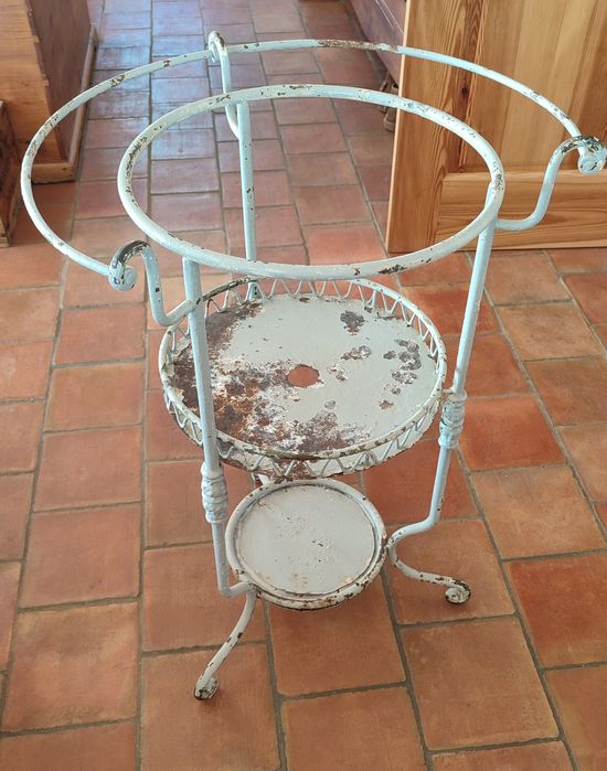 Lavatório antigo, em ferro forjado, para desocupar
