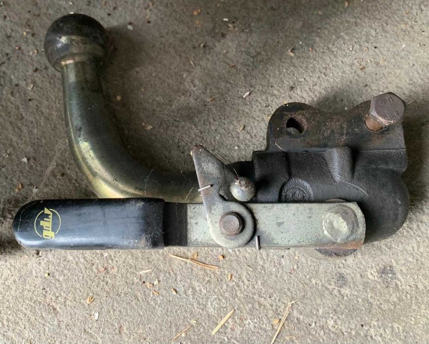 Engate de Reboque Original (homologado) GDW com instalação elétrica.